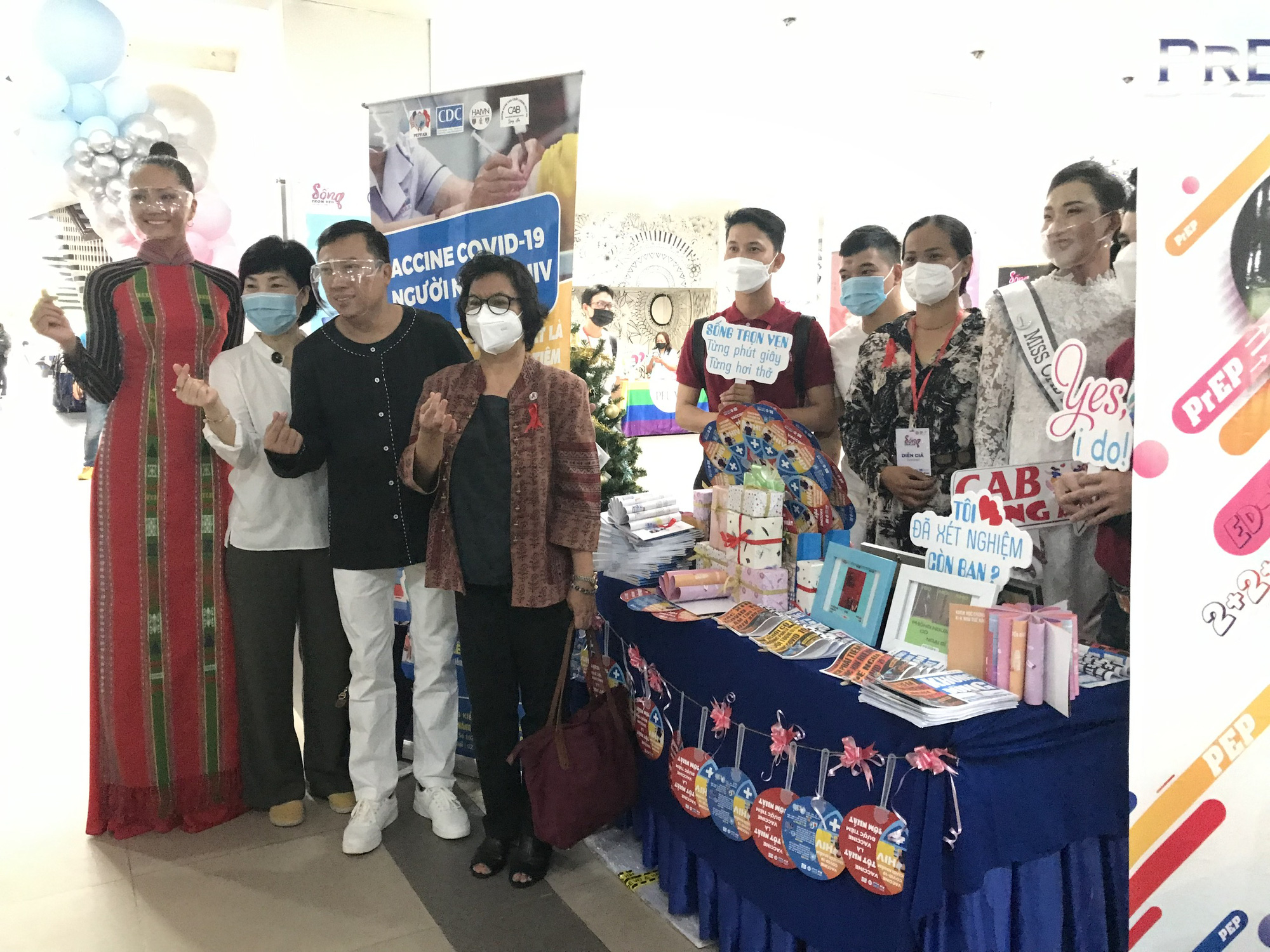 H'Hen Niê tham gia ngày hội &quot;Sống trọn vẹn&quot; cùng người sống chung với HIV - Ảnh 1.