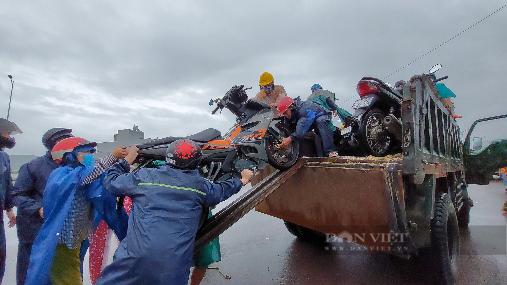 Hàng ngàn nhà dân ở Bình Định ngập sâu, nhiều khu vực bị cô lập - Ảnh 4.