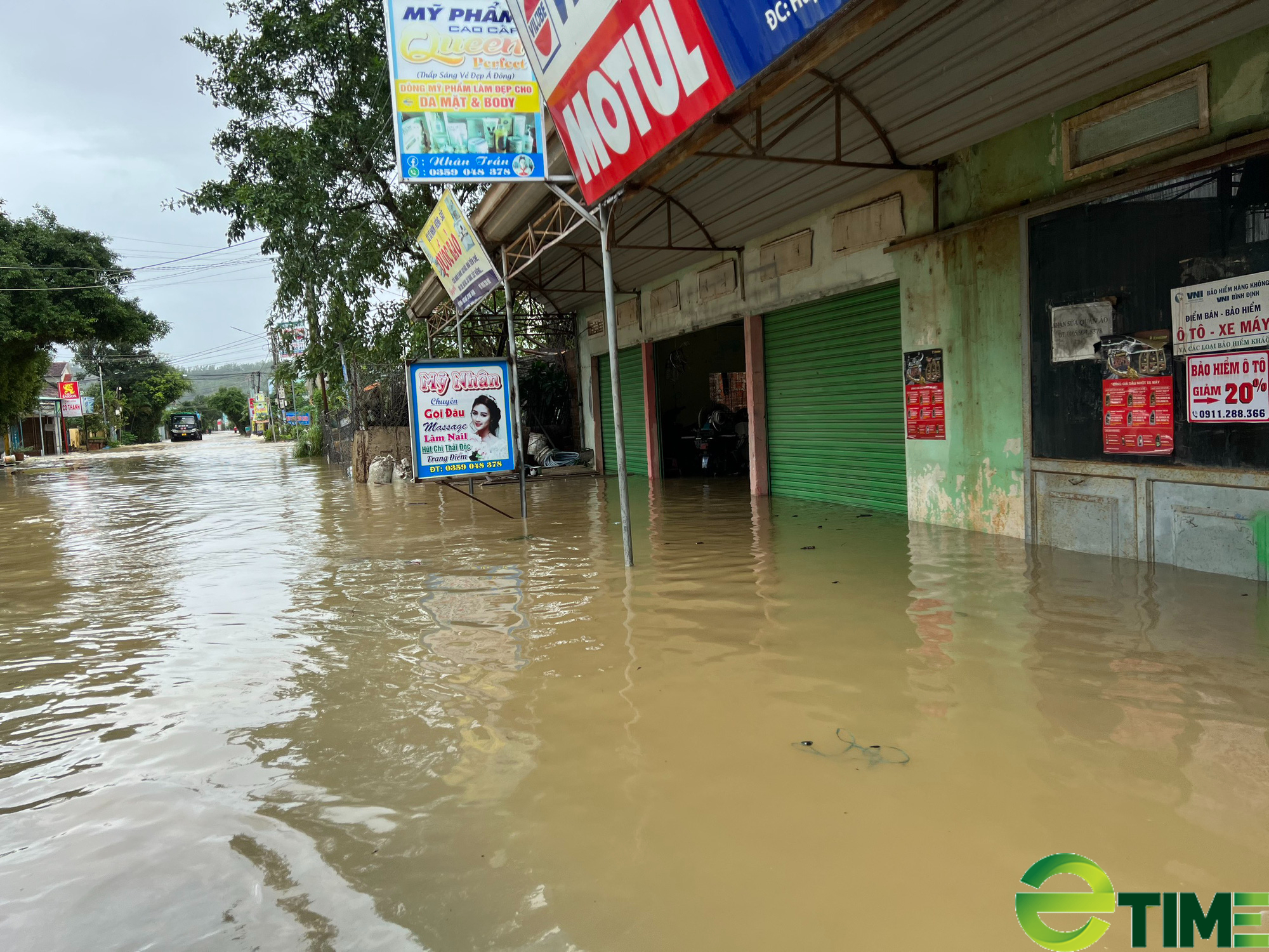 Hơn 66.000 học sinh Bình Định không thể đến trường do lũ lớn chia cắt - Ảnh 1. Hơn 66.000 học sinh Bình Định không thể đến trường do lũ lớn chia cắt - Ảnh 1.