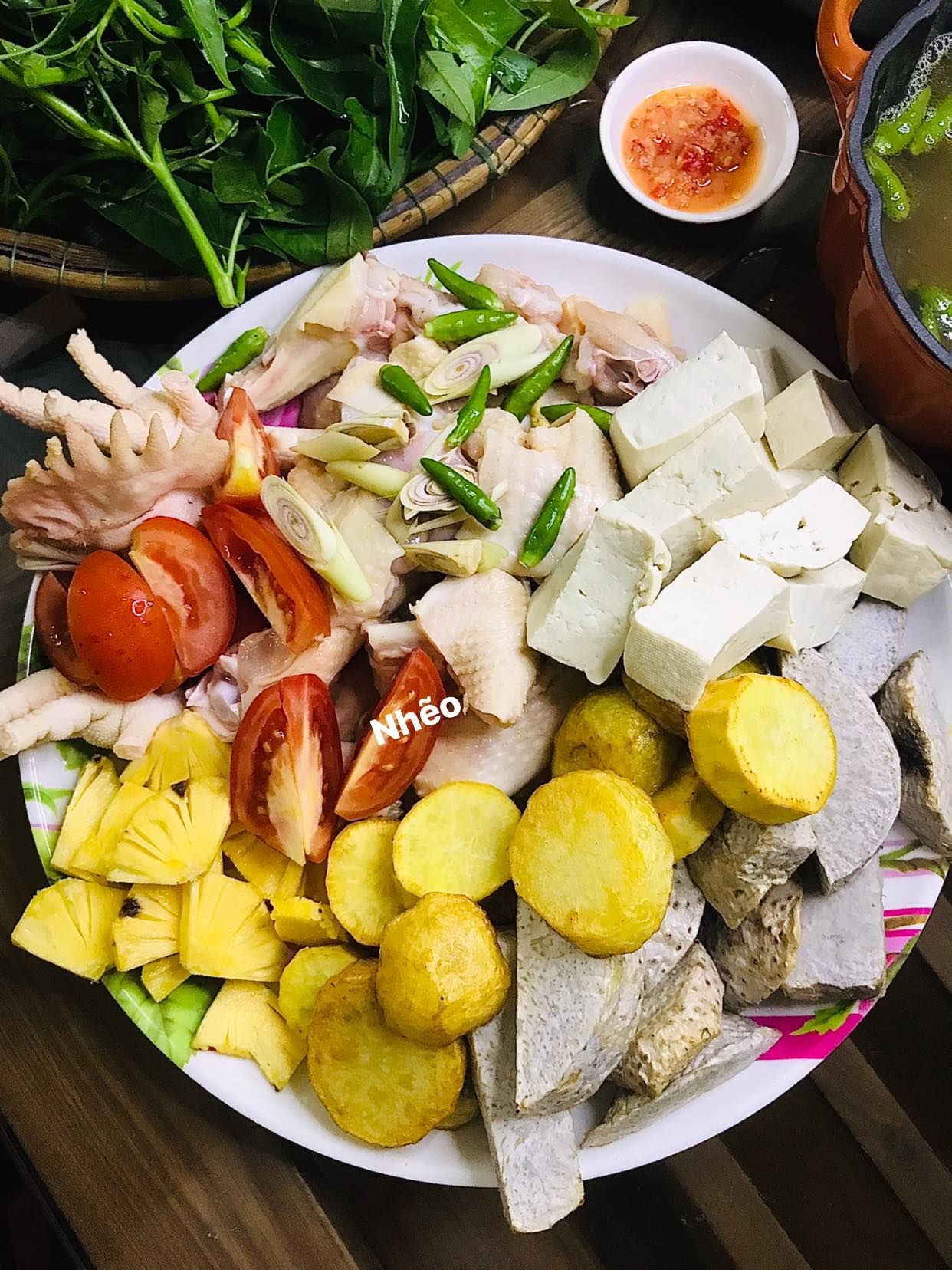 Nấu lẩu gà với ớt xiêm xanh rừng thơm nồng vị cay, cho gia đình ấm sực trong ngày đông - Ảnh 3.