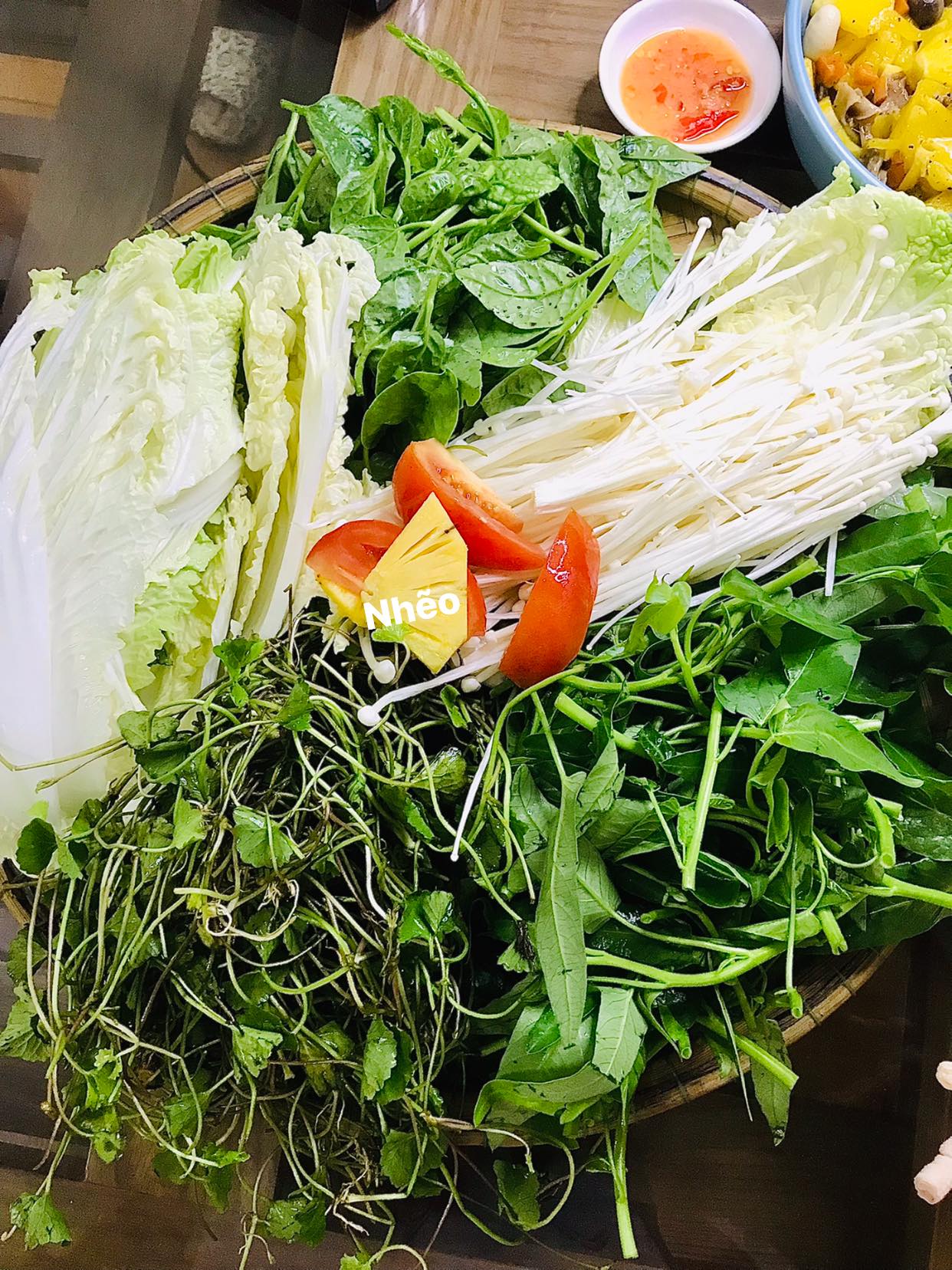 Nấu lẩu gà với ớt xiêm xanh rừng thơm nồng vị cay, cho gia đình ấm sực trong ngày đông - Ảnh 4.