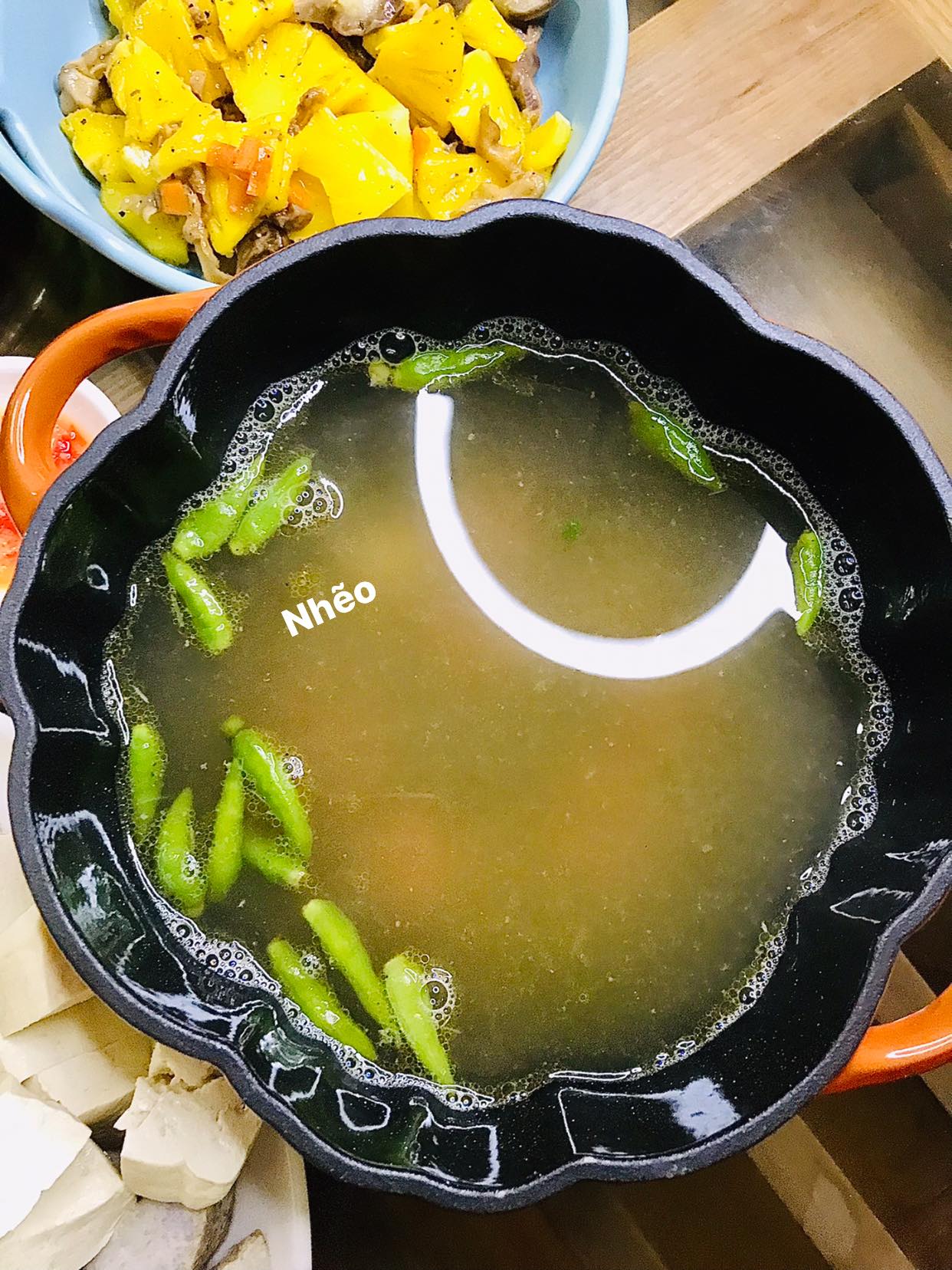 Nấu lẩu gà với ớt xiêm xanh rừng thơm nồng vị cay, cho gia đình ấm sực trong ngày đông - Ảnh 5.