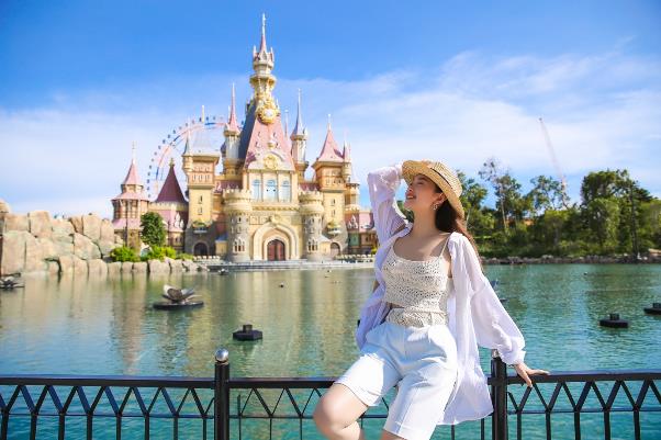 Cùng ca sĩ Minh Hằng, Travel blogger Quỷ Cốc Tử và đạo diễn Việt Tú ôn lại kỷ niệm du lịch đáng nhớ - Ảnh 1.