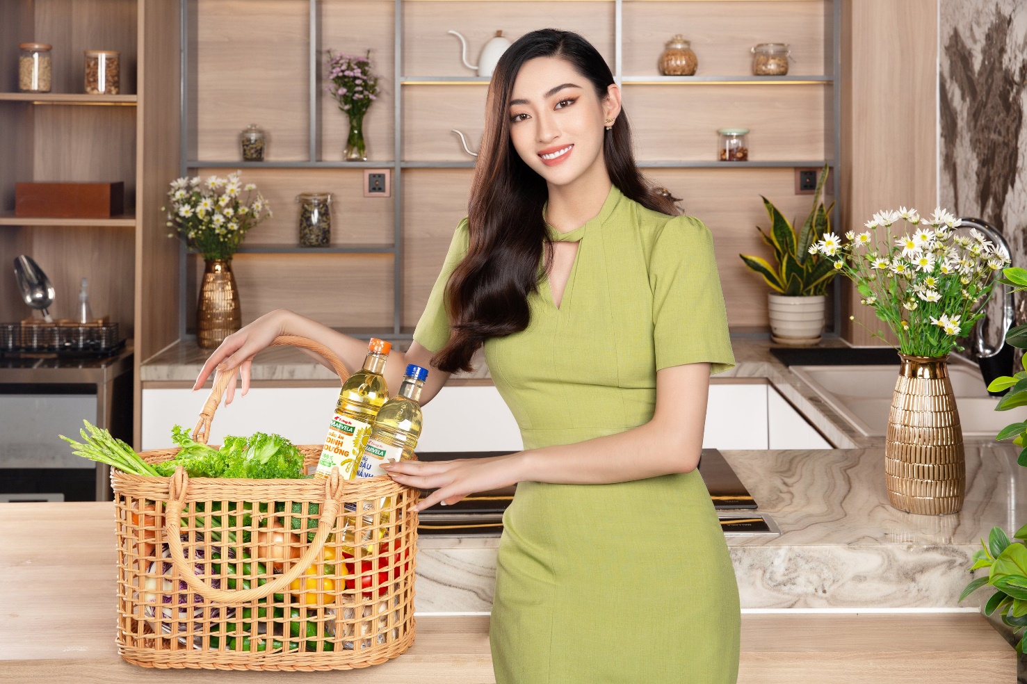 Bí quyết chọn dầu ăn chuẩn “healthy” qua giỏ đi chợ của hoa hậu Lương Thuỷ Linh - Ảnh 2. Bí quyết chọn dầu ăn chuẩn “healthy” qua giỏ đi chợ của hoa hậu Lương Thuỷ Linh - Ảnh 2.