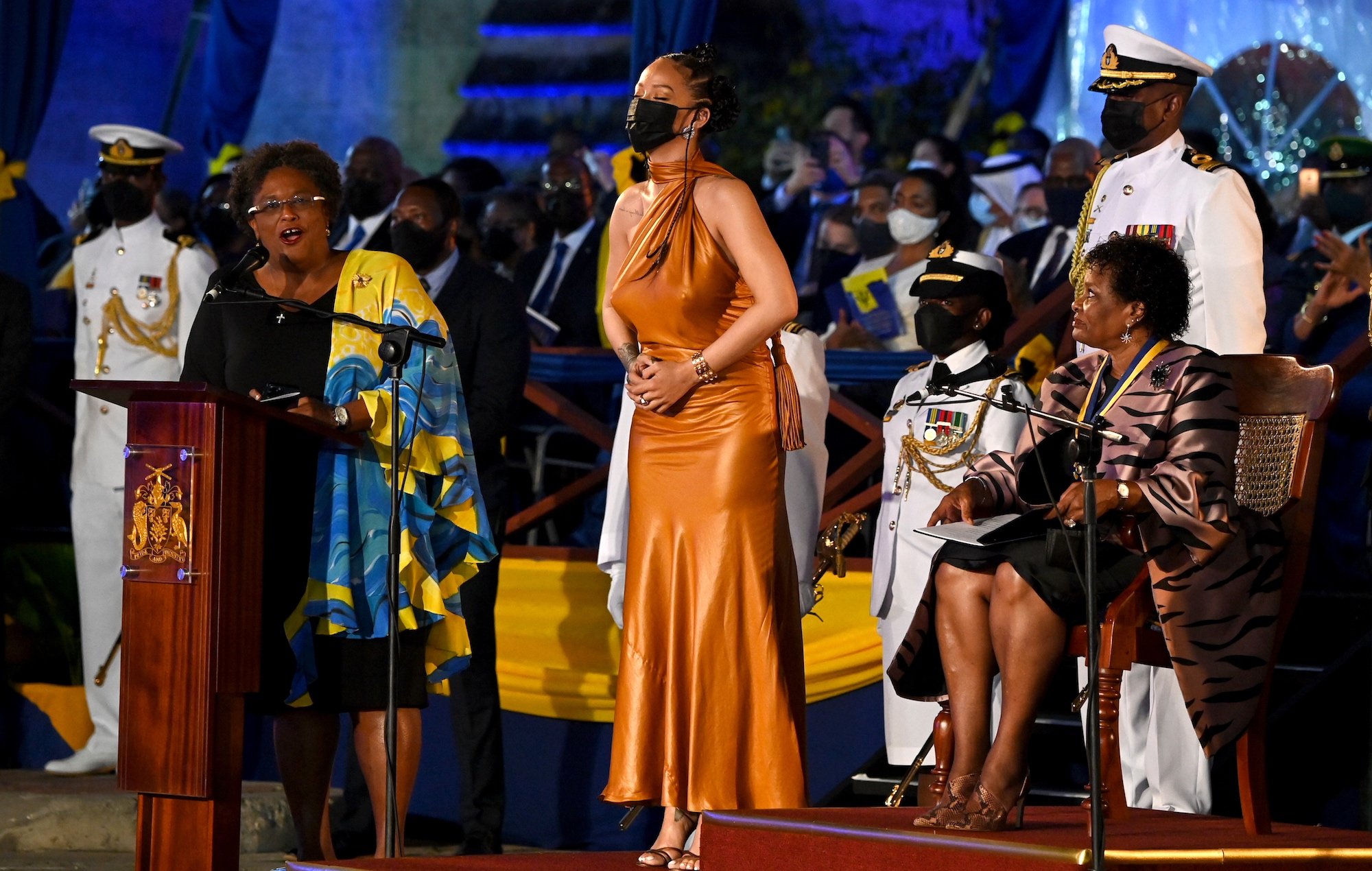 Ca sĩ Rihanna được phong danh hiệu &quot;Anh hùng dân tộc&quot; - Ảnh 2.
