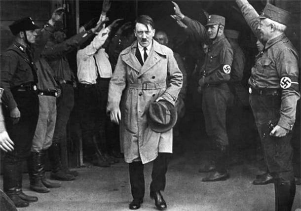 Nostradamus tiên tri đúng về sự trỗi dậy của Hitler là sự ngẫu nhiên? - Ảnh 2.