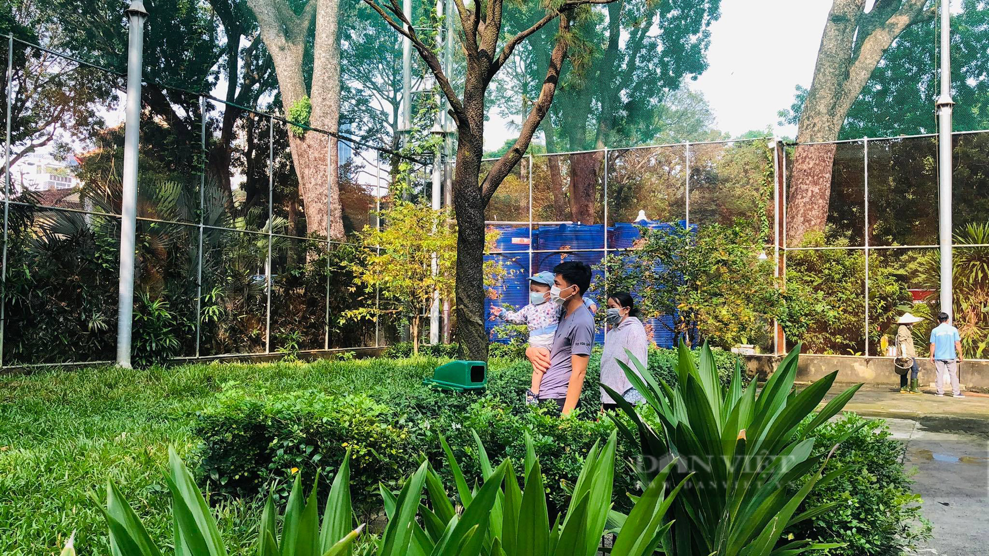 Phụ huynh tay xách nách mang đưa con đi Thảo Cầm Viên trong ngày đầu mở cửa - Ảnh 6.