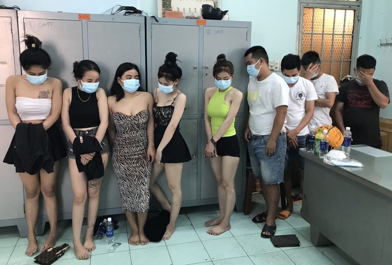 Bất chấp dịch bệnh, nhóm thanh niên gọi &quot;đào&quot; đến chơi ma túy - Ảnh 1.