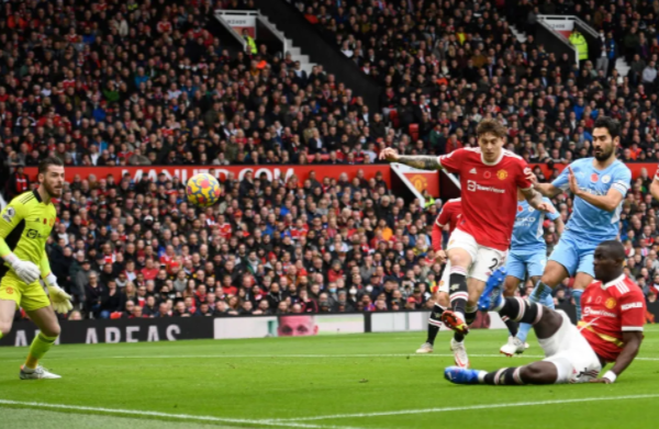 Phản lưới nhà, sao M.U lập kỷ lục tệ chưa từng thấy ở derby Manchester - Ảnh 1.