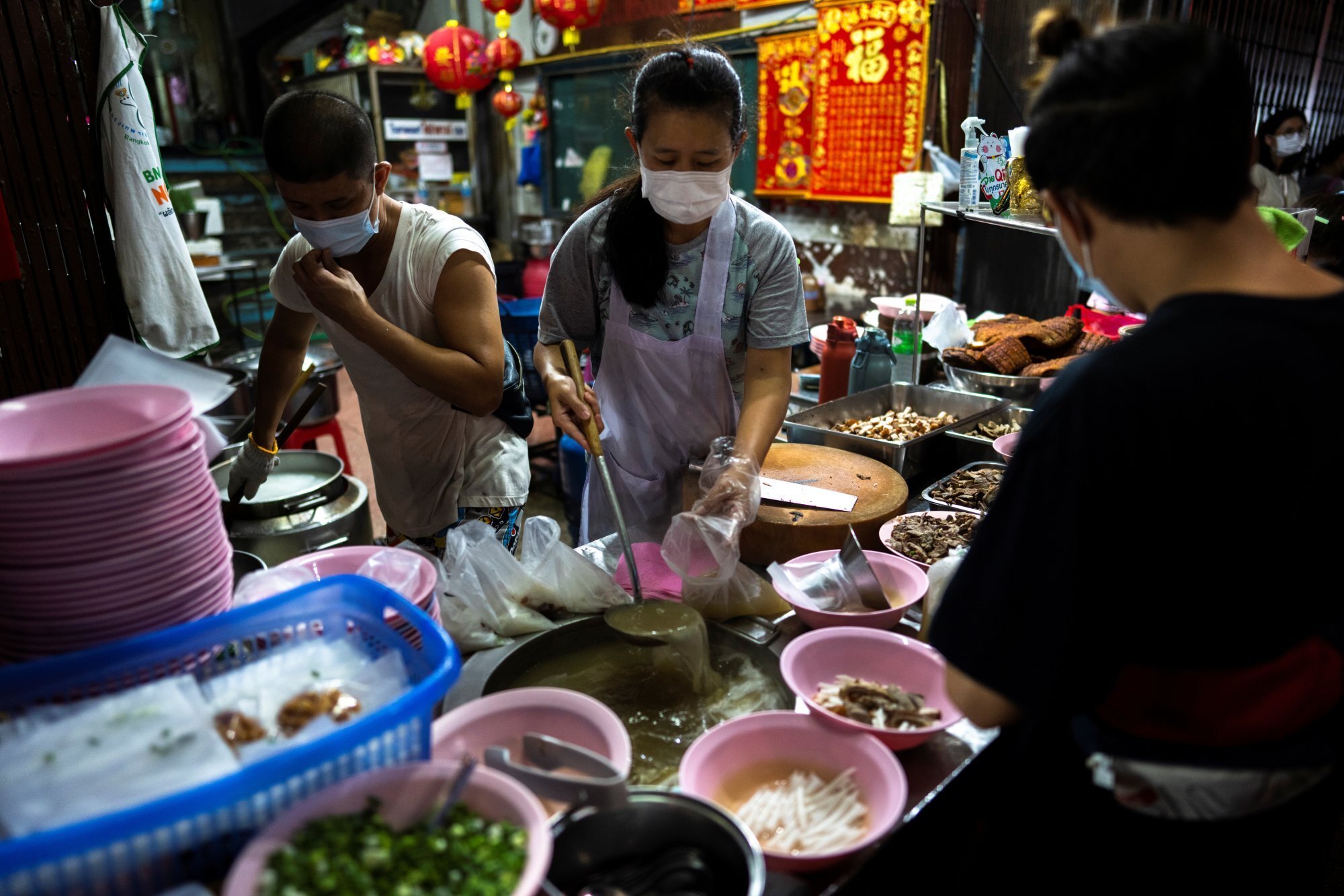 Chàng trai Thái Lan thừa kế xe bán mỳ gạo của người cha mất vì Covid-19 - Ảnh 2.