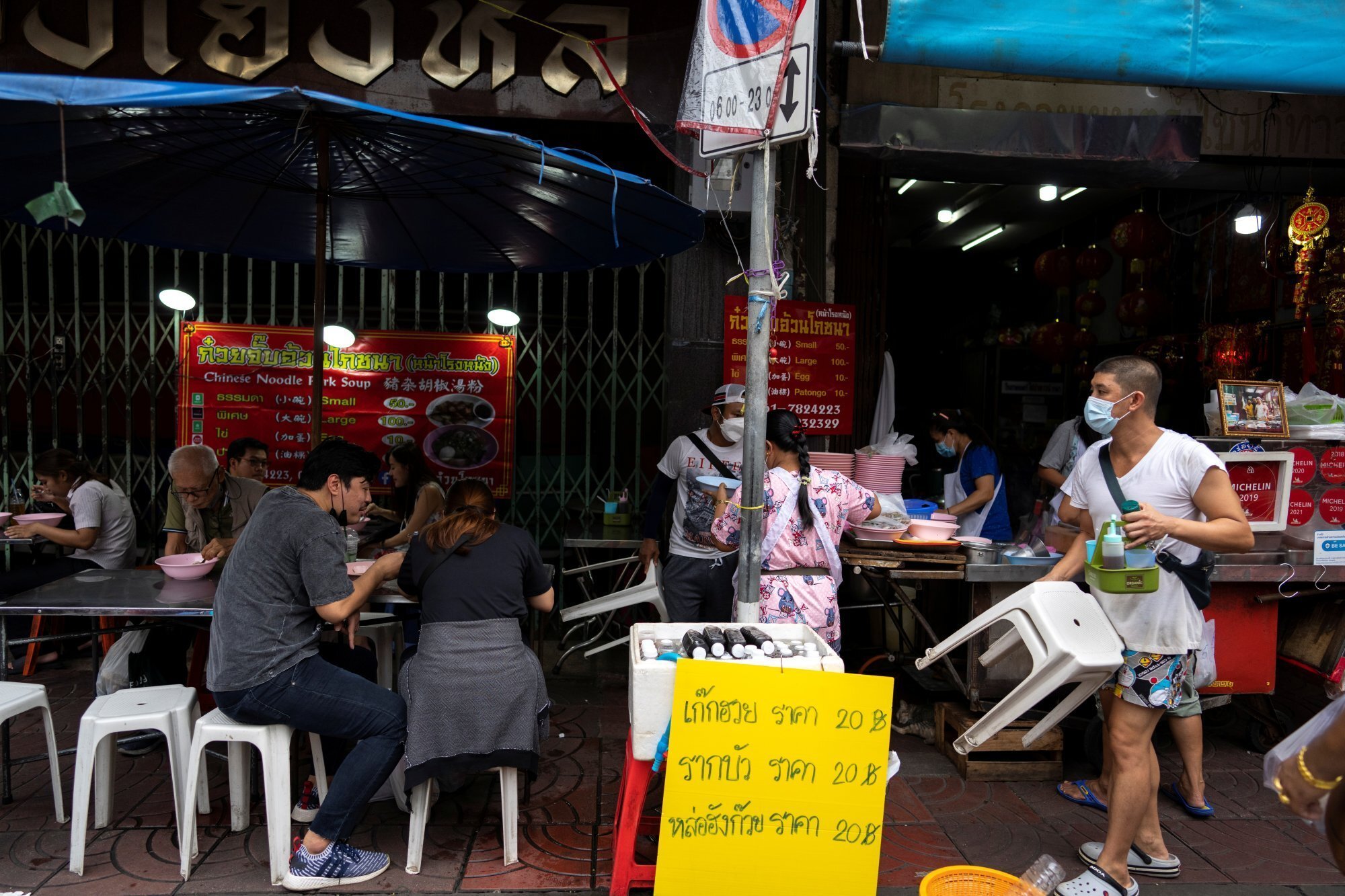 Chàng trai Thái Lan thừa kế xe bán mỳ gạo của người cha mất vì Covid-19 - Ảnh 3.