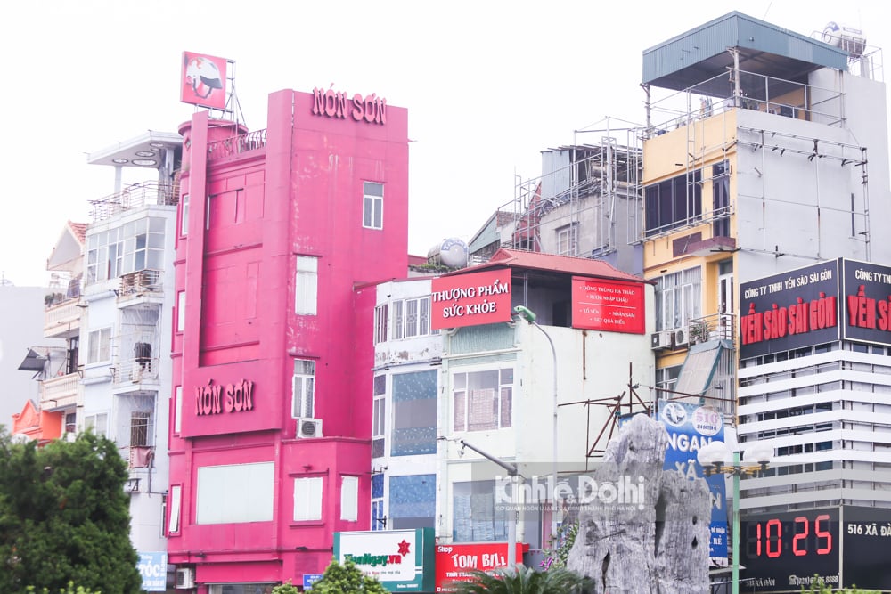 Hà Nội: Xử lý biển quảng cáo quá khổ nửa vời gây mất mỹ quan đô thị - Ảnh 1.