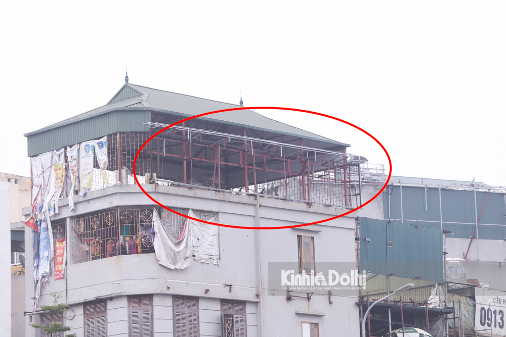 Hà Nội: Xử lý biển quảng cáo quá khổ nửa vời gây mất mỹ quan đô thị - Ảnh 5.