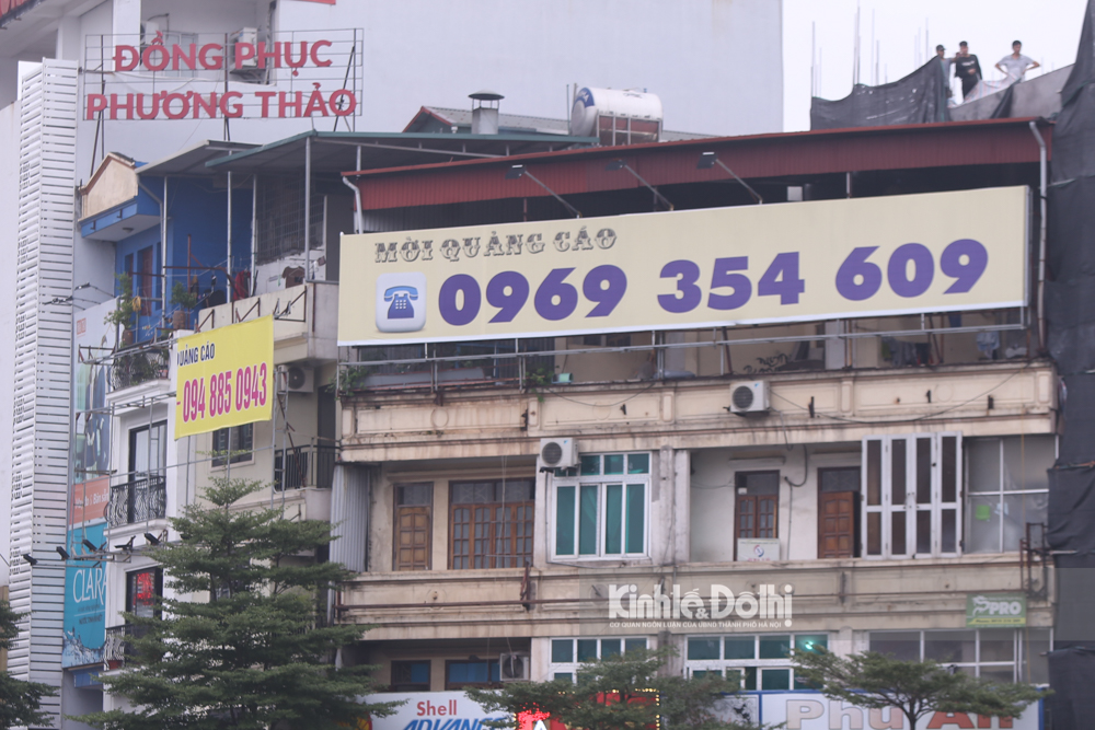 Hà Nội: Xử lý biển quảng cáo quá khổ nửa vời gây mất mỹ quan đô thị - Ảnh 6.