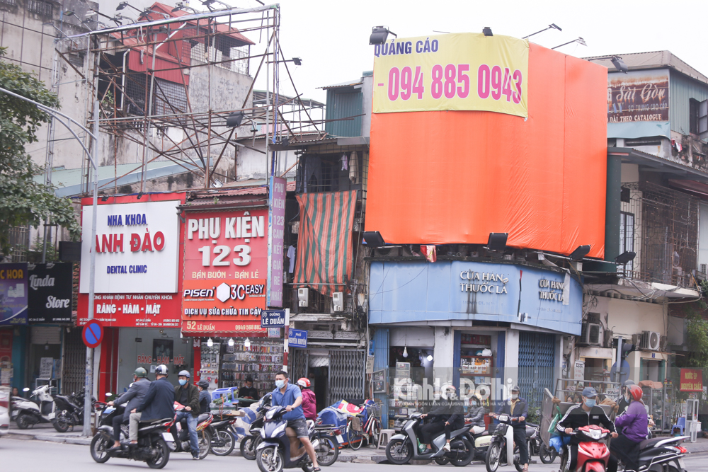 Hà Nội: Xử lý biển quảng cáo quá khổ nửa vời gây mất mỹ quan đô thị - Ảnh 10.