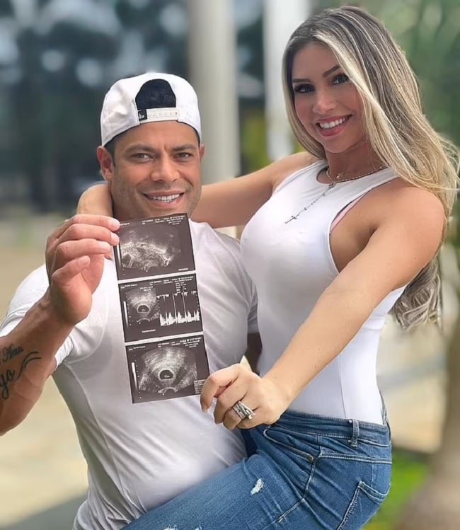 Gai mắt vì Hulk và cháu gái âu yếm, vợ cũ lên mạng chửi đổng - Ảnh 2.