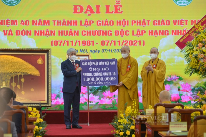 Chủ tịch nước trao tặng Huân chương Độc lập hạng Nhất cho GHPGVN trong Đại lễ kỷ niệm 40 năm - Ảnh 6.