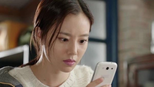 Tình cờ phát hiện ra &quot;bí mật&quot; trong chiếc ốp điện thoại của chồng, cô vợ phải bật khóc nghẹn ngào - Ảnh 1.