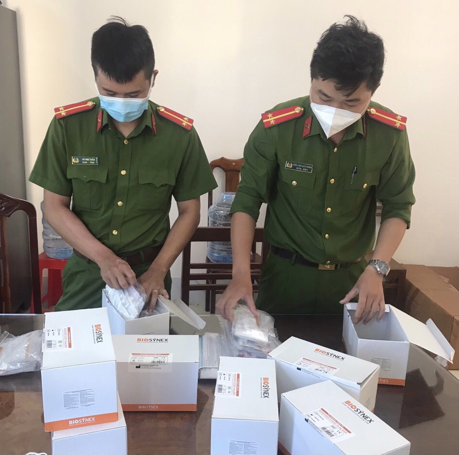 Đắk Nông: Liên tiếp phát hiện người dân mua, bán kit test nhanh Covid-19 không có hóa đơn, chứng từ - Ảnh 1.