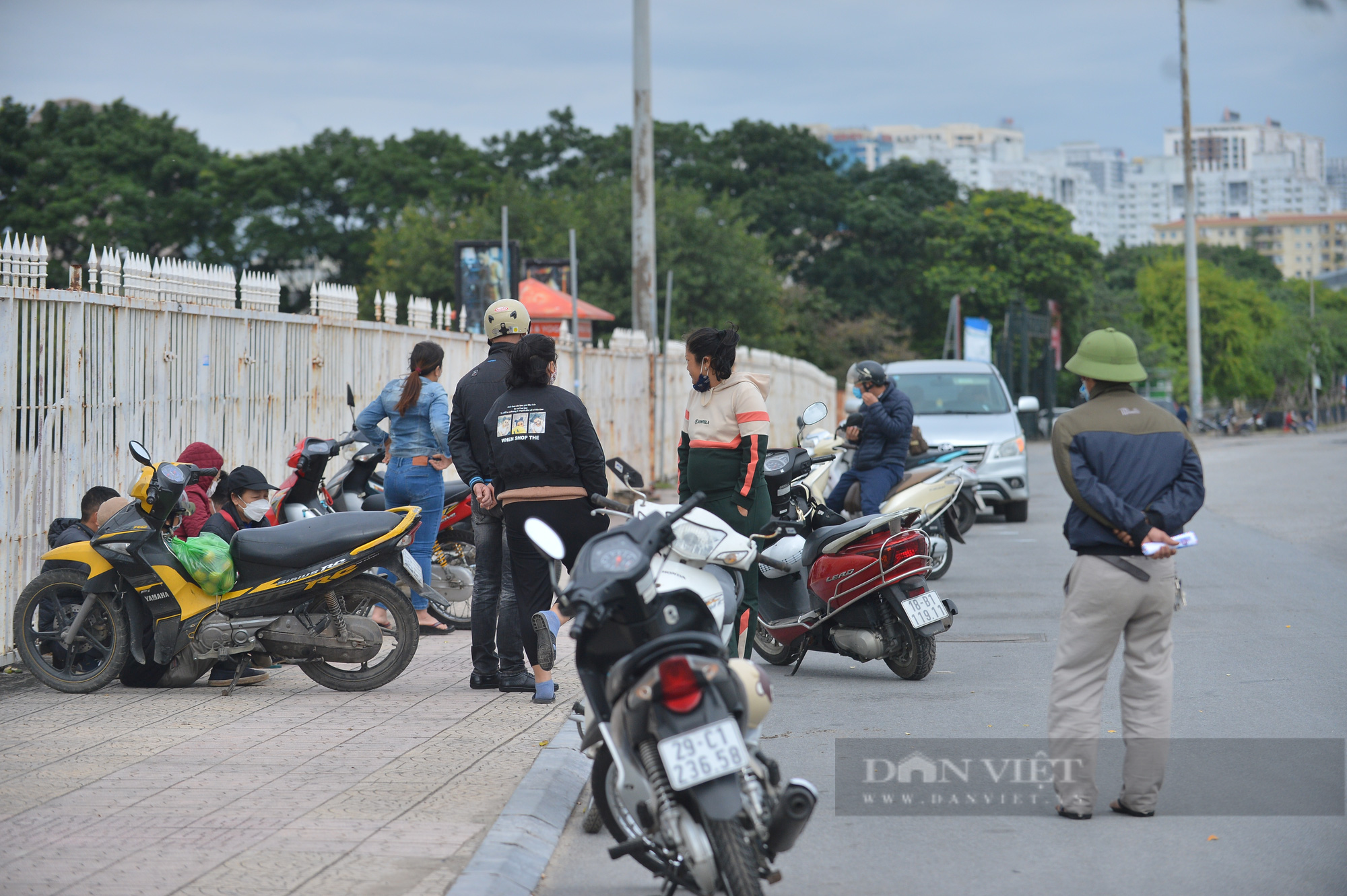 Cảnh đìu hiu mua bán vé trước trận đối đầu với Nhật Bản - Ảnh 9.