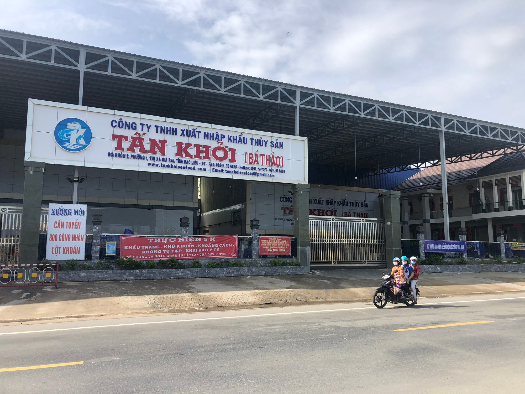 Nguy cơ dịch Covid-19 bùng phát tại cơ sở sản xuất - Ảnh 1.