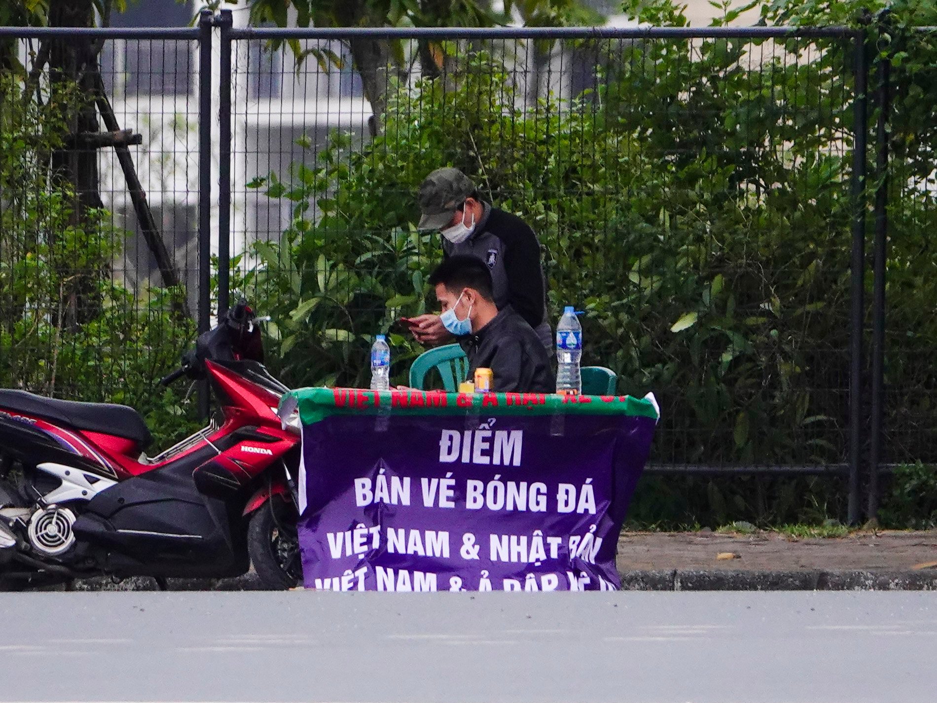 Vé xem trận ĐT Việt Nam - ĐT Nhật Bản: Phe vé ngao ngán sợ... &quot;mất trắng&quot; - Ảnh 3.