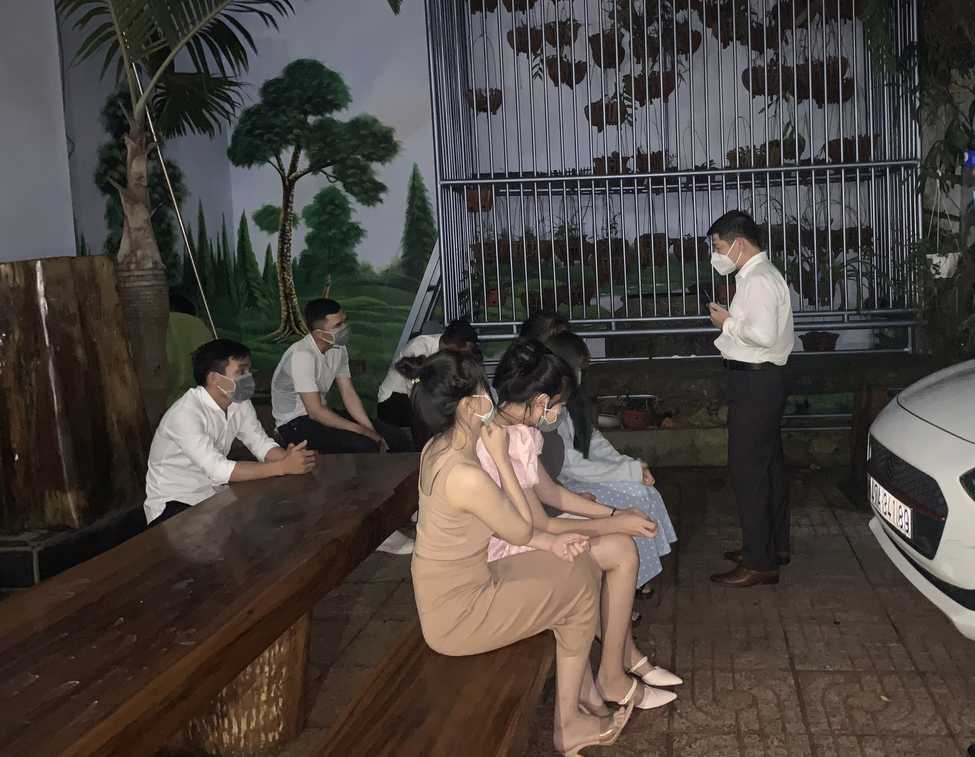 Đắk Lắk: Quán karaoke hoạt động &quot;chui&quot; trong mùa dịch, một chủ tịch phường bị tạm đình chỉ công tác - Ảnh 1.