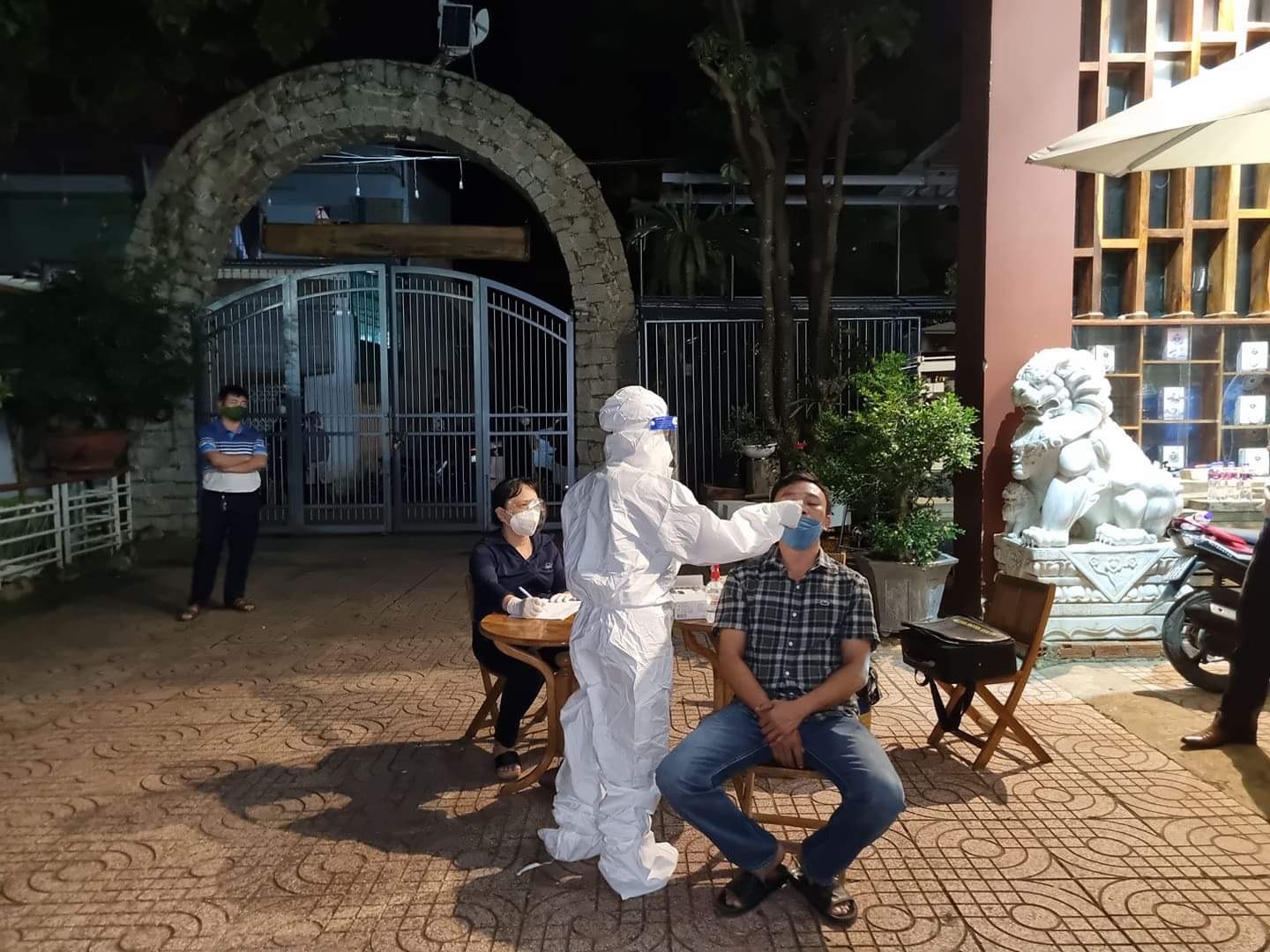 Đắk Lắk: Quán karaoke hoạt động &quot;chui&quot; trong mùa dịch, một chủ tịch phường bị tạm đình chỉ công tác - Ảnh 2.