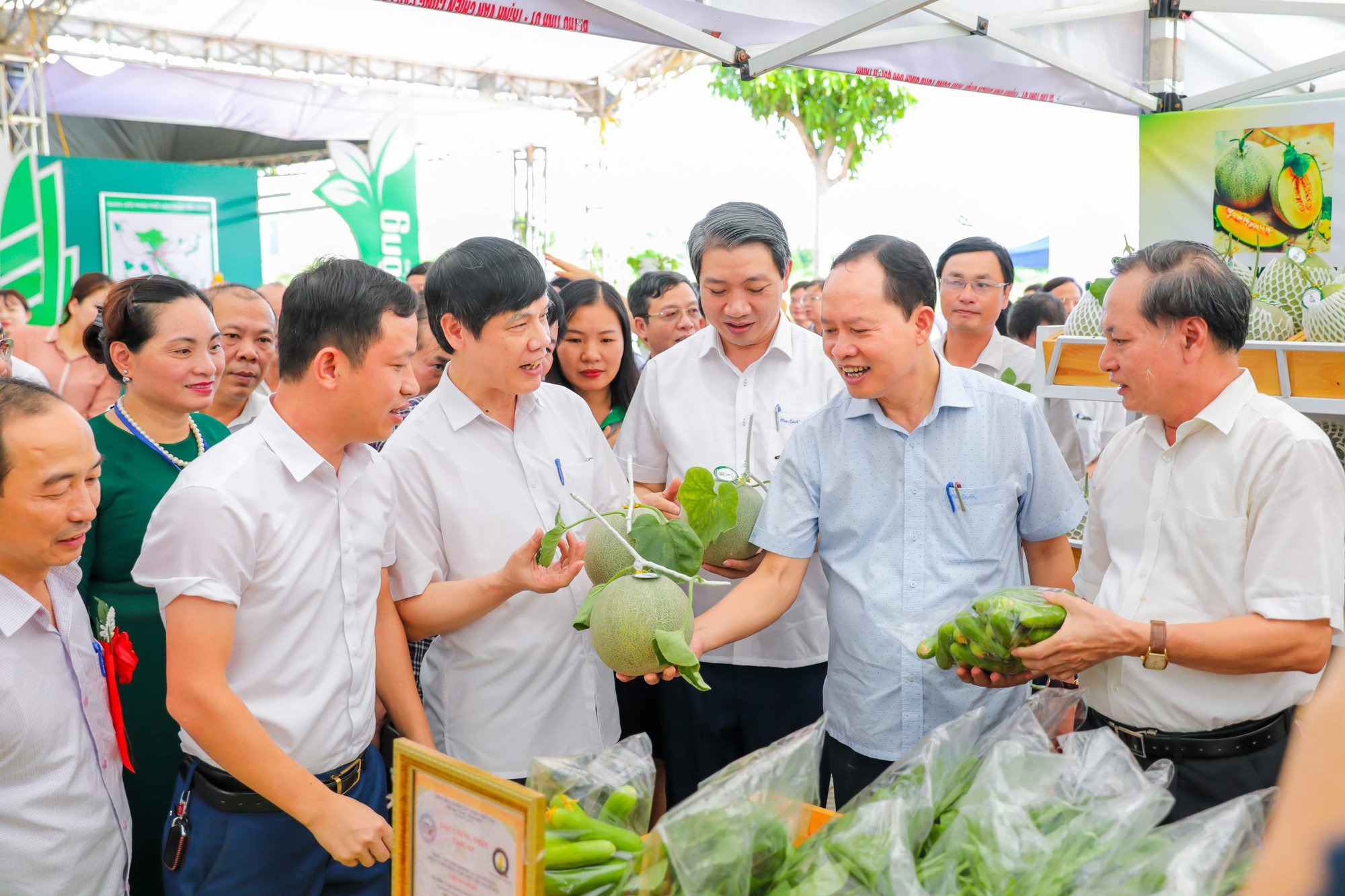 Tỷ phú quê rau má trở thành nông dân Việt Nam chuyển đổi số xuất sắc như thế nào? - Ảnh 4.