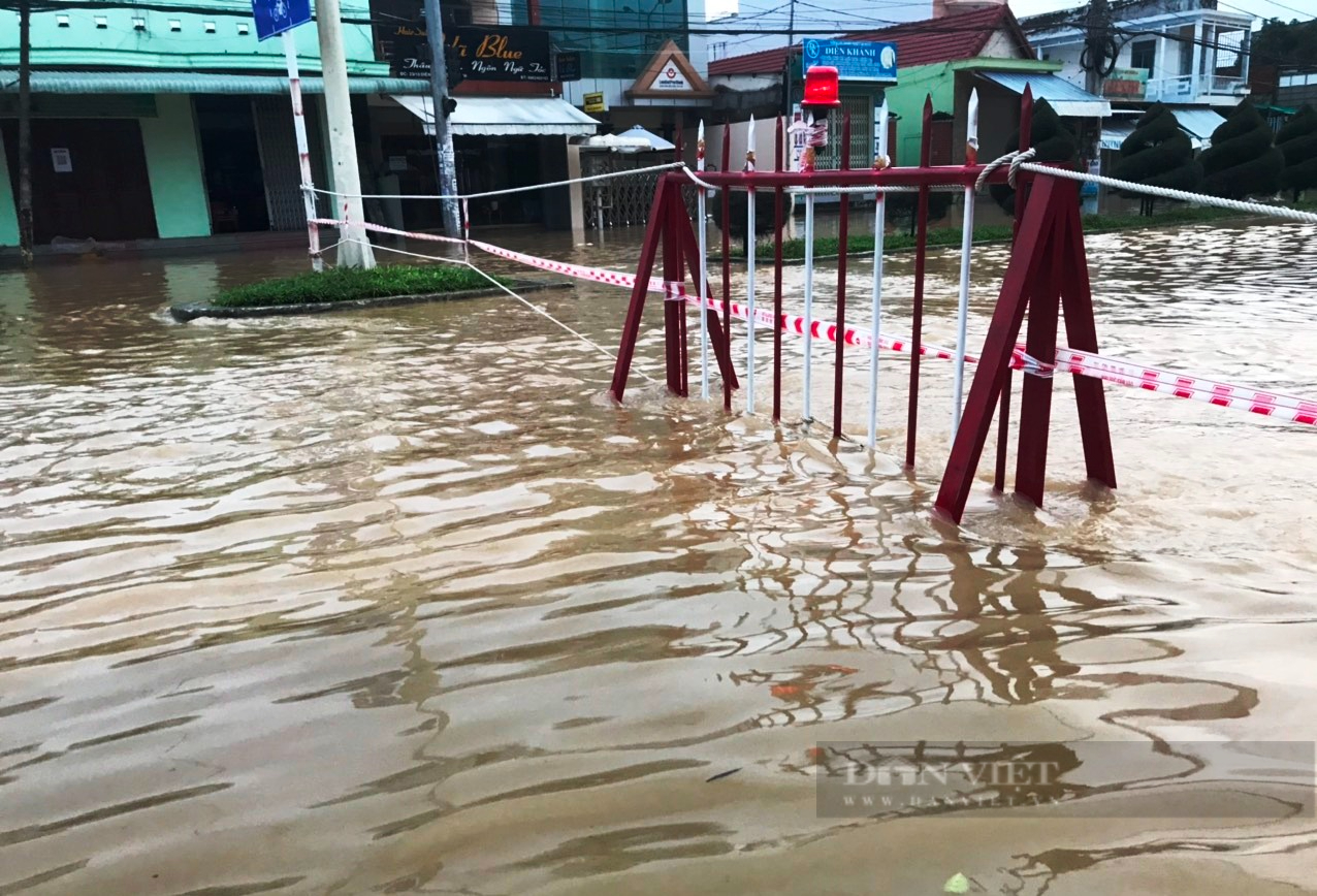 Lũ Nha Trang lên cực nhanh, địa bàn Khánh Hòa nhiều nơi bị ngập nặng - Ảnh 3.