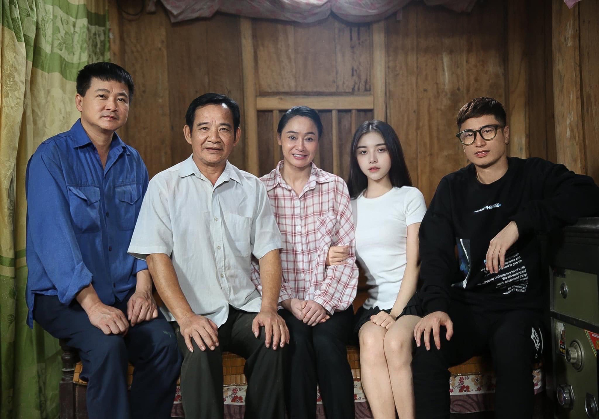&quot;Bà Bích&quot; Tú Oanh: “Bây giờ ra đường, tôi vẫn bị người ta lườm nguýt” - Ảnh 4.