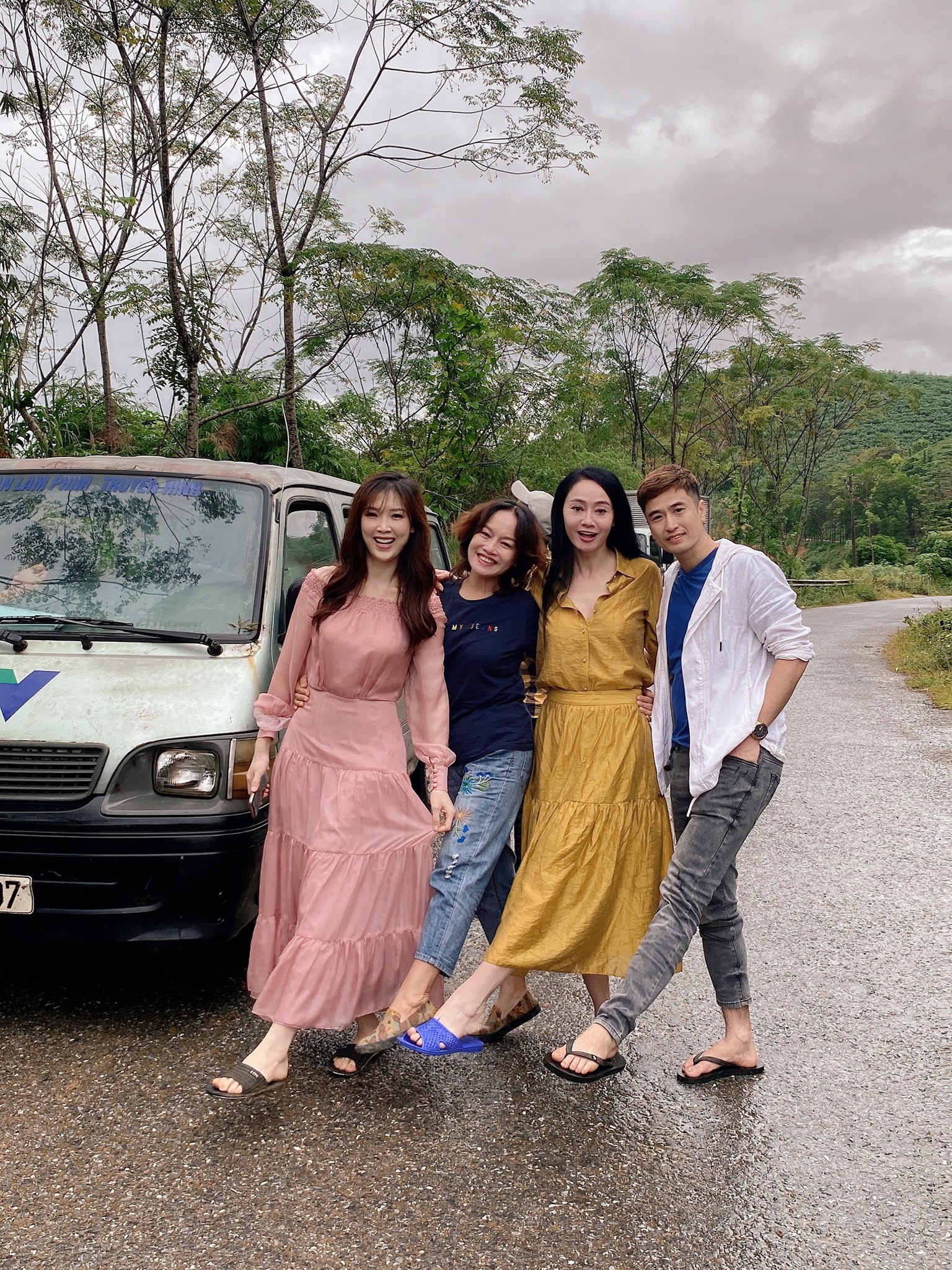 &quot;Bà Bích&quot; Tú Oanh: “Bây giờ ra đường, tôi vẫn bị người ta lườm nguýt” - Ảnh 2.