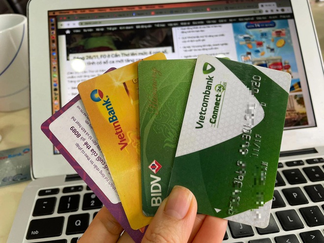Sau ngày 31/12, vẫn sử dụng thẻ từ ATM để thực hiện các giao dịch - Ảnh 1. Sau ngày 31/12, vẫn sử dụng thẻ từ ATM để thực hiện các giao dịch - Ảnh 1.