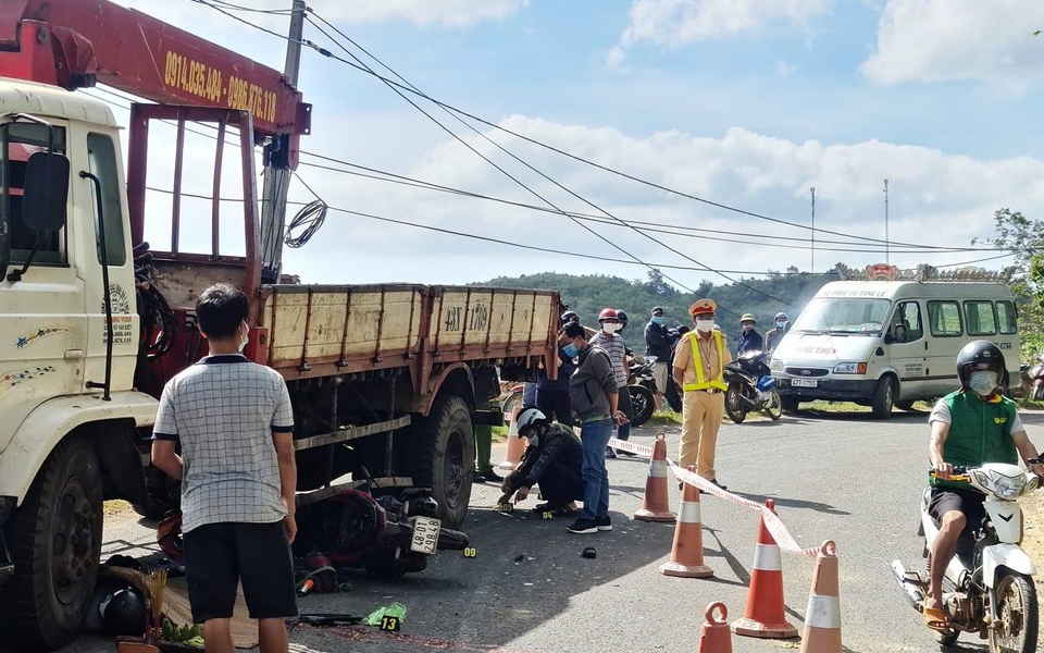 Đắk Nông: Va chạm với xe ô tô cẩu, một người tử vong tại chỗ - Ảnh 1.