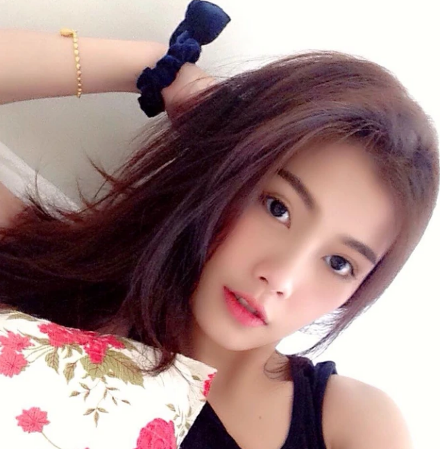Nhan sắc xinh đẹp của vợ hậu vệ số 1 tuyển Thái Lan - Ảnh 4.