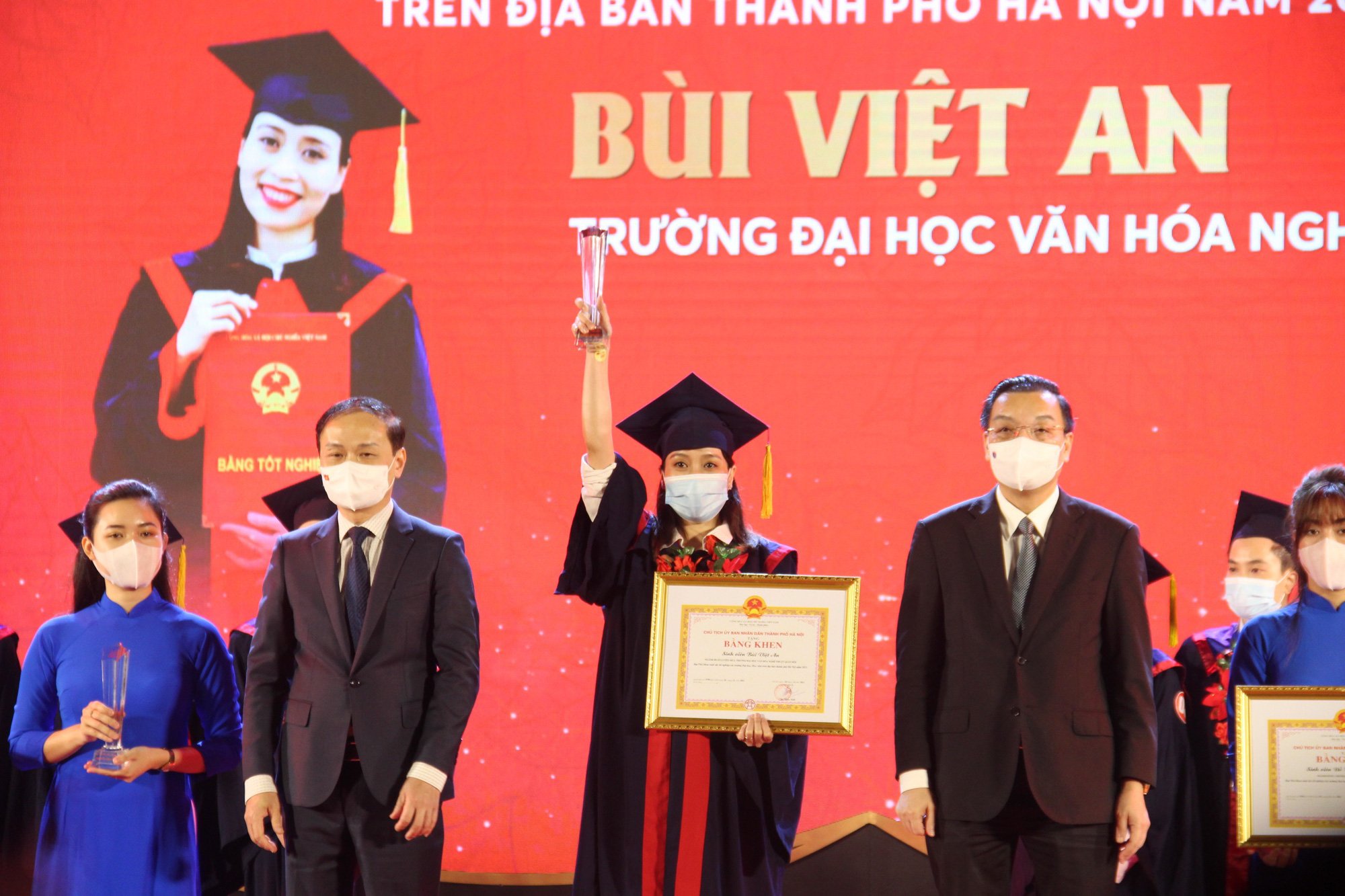 nữ thủ khoa chưa ra trường đã được công nhận NSƯT - Ảnh 2.