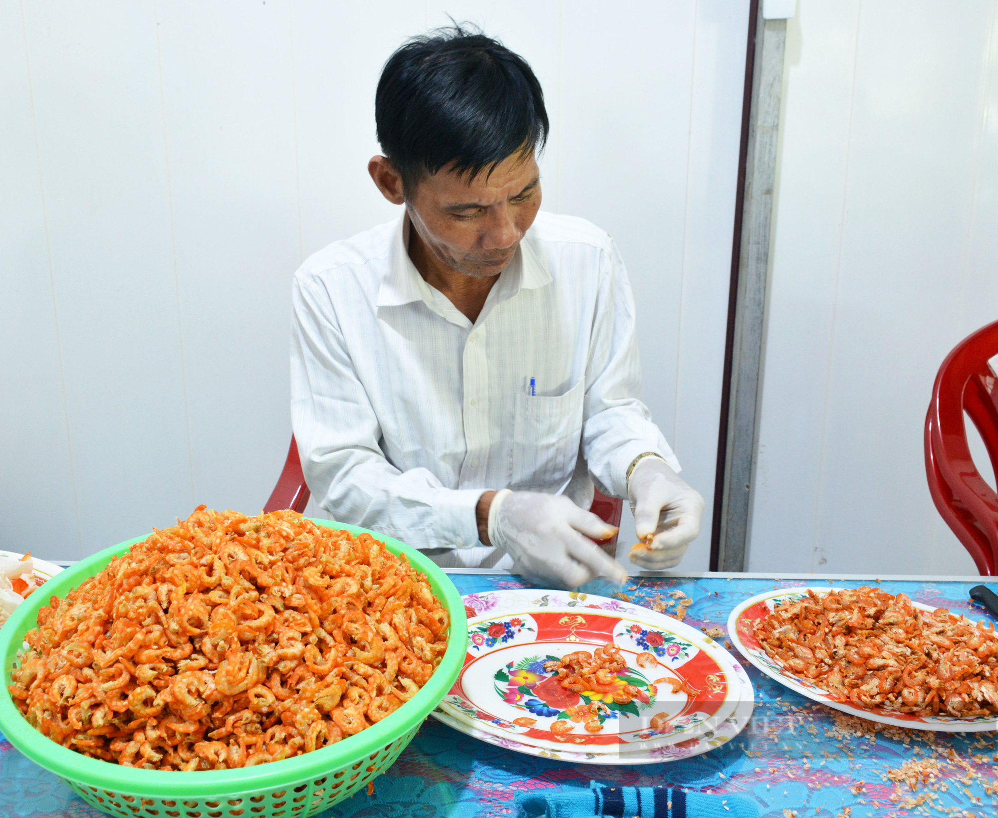 Đặc sản tôm khô, mắm tôm Cà Mau bình ổn giá dịp Tết, lấy chất lượng chinh phục khách hàng - Ảnh 2.