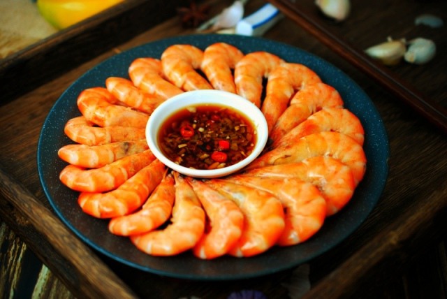 Luộc tôm như ngoài hàng, thả ngay quả này vào, con nào cũng thơm nức, không tanh - Ảnh 1.