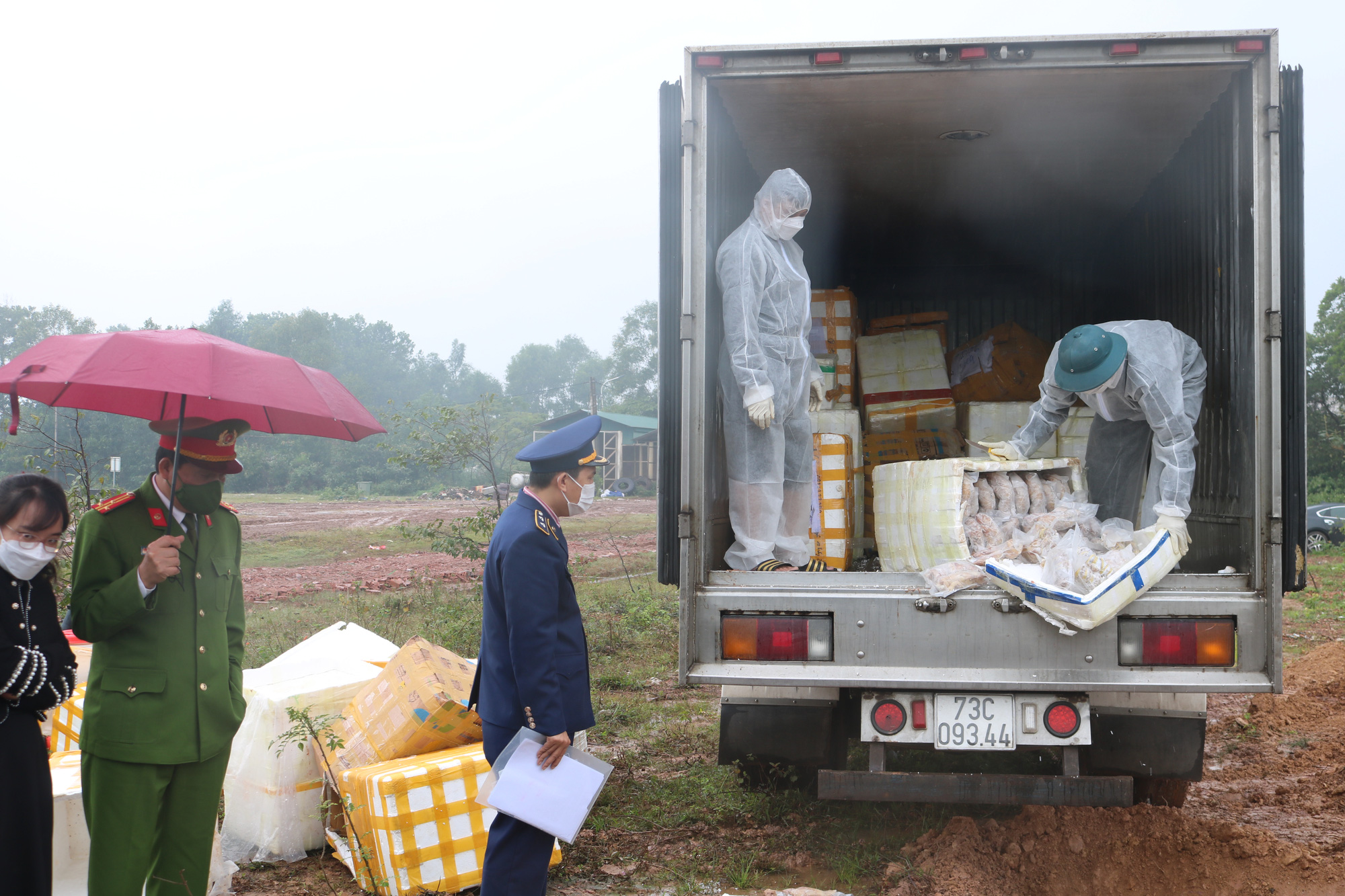 Hãi hùng hàng tấn cánh gà, tràng lợn, bắp bò, gà ri nguyên con nhập lậu cuối năm - Ảnh 1.