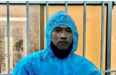 Bắt giữ nghi phạm dùng đao tự chế chém cảnh sát - Ảnh 1.