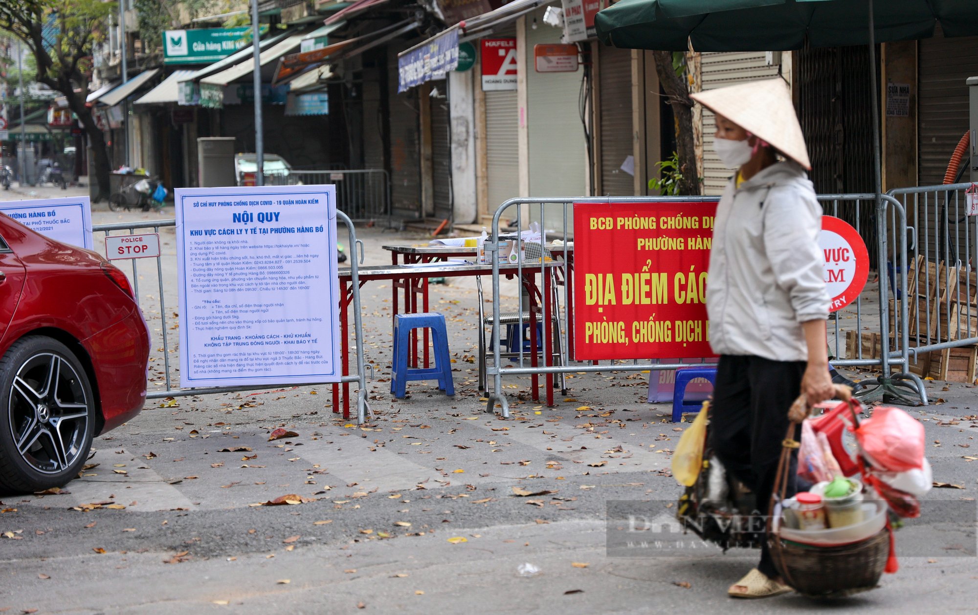 Chốt kiểm soát dày đặc, phố cổ lại &quot;chăng dây&quot; chống dịch Covid-19 - Ảnh 3.
