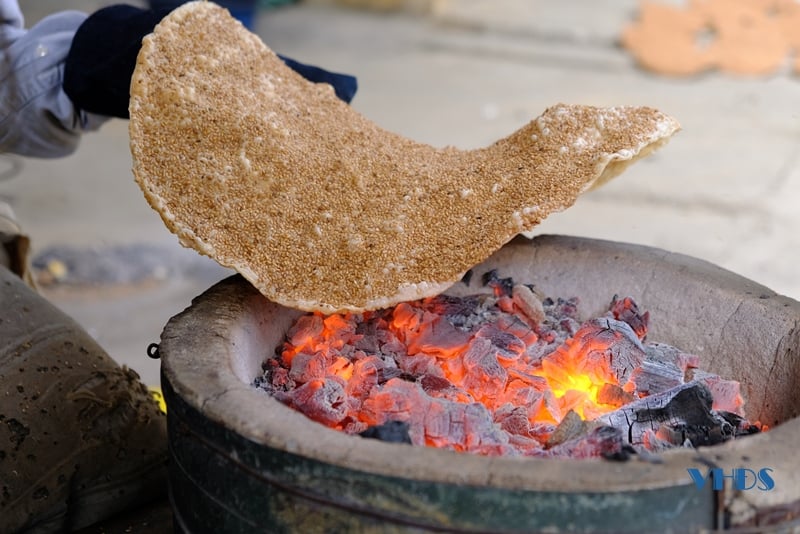 Nhờ làm loại bánh đặc sản tròn tròn, to to, giòn đôm đốp, cả làng nghề Chòm trăm tuổi có khoản thu đều tay - Ảnh 12.