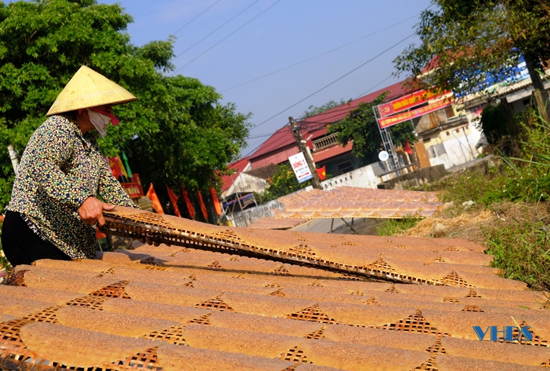 Nhờ làm loại bánh đặc sản tròn tròn, to to, giòn đôm đốp, cả làng nghề Chòm trăm tuổi có khoản thu đều tay - Ảnh 3.