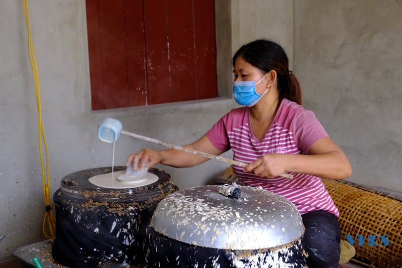 Nhờ làm loại bánh đặc sản tròn tròn, to to, giòn đôm đốp, cả làng nghề Chòm trăm tuổi có khoản thu đều tay - Ảnh 4.