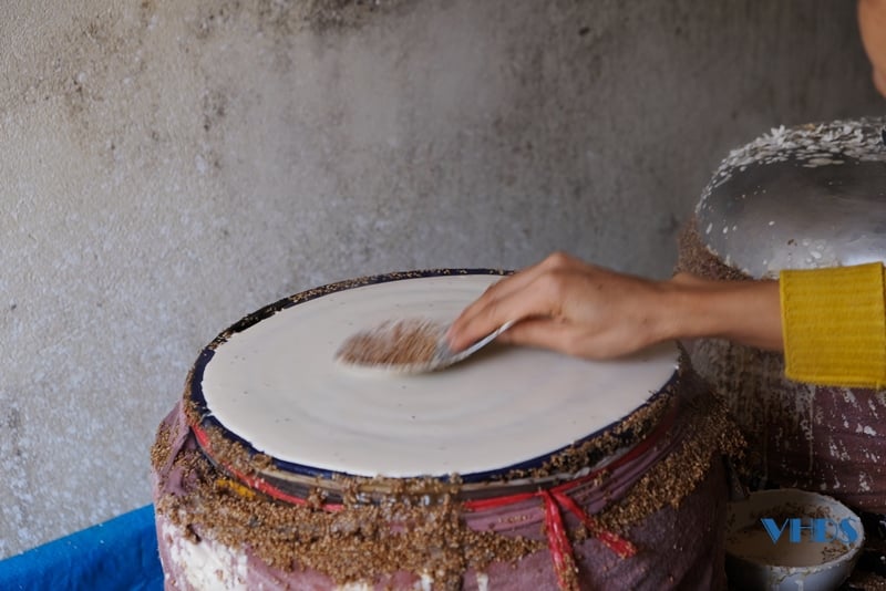 Nhờ làm loại bánh đặc sản tròn tròn, to to, giòn đôm đốp, cả làng nghề Chòm trăm tuổi có khoản thu đều tay - Ảnh 7.