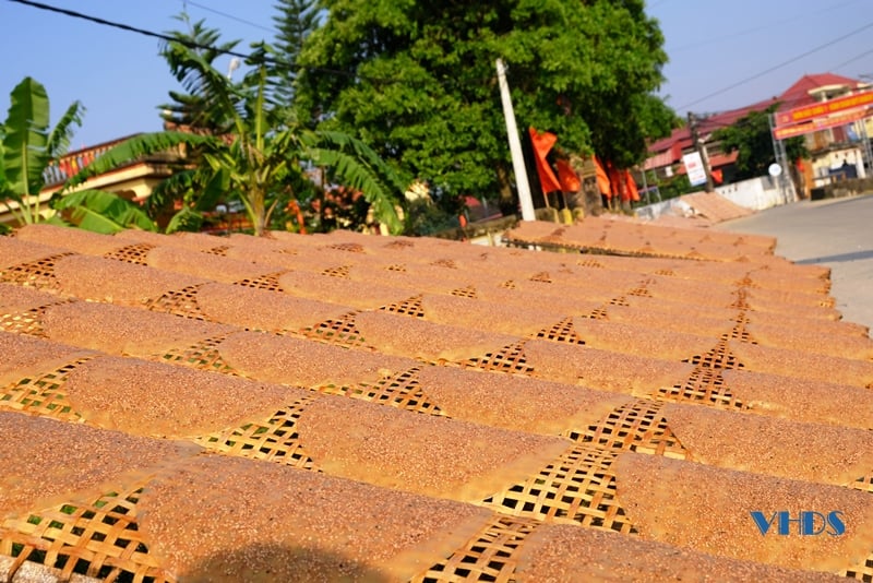 Nhờ làm loại bánh đặc sản tròn tròn, to to, giòn đôm đốp, cả làng nghề Chòm trăm tuổi có khoản thu đều tay - Ảnh 5.