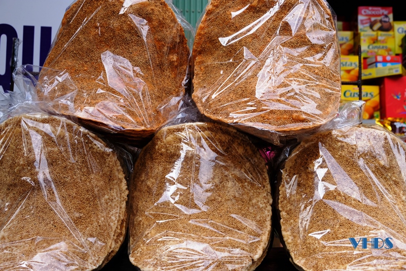 Nhờ làm loại bánh đặc sản tròn tròn, to to, giòn đôm đốp, cả làng nghề Chòm trăm tuổi có khoản thu đều tay - Ảnh 13.