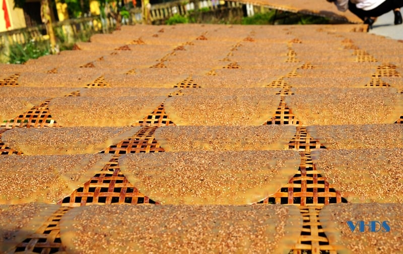 Nhờ làm loại bánh đặc sản tròn tròn, to to, giòn đôm đốp, cả làng nghề Chòm trăm tuổi có khoản thu đều tay - Ảnh 6.
