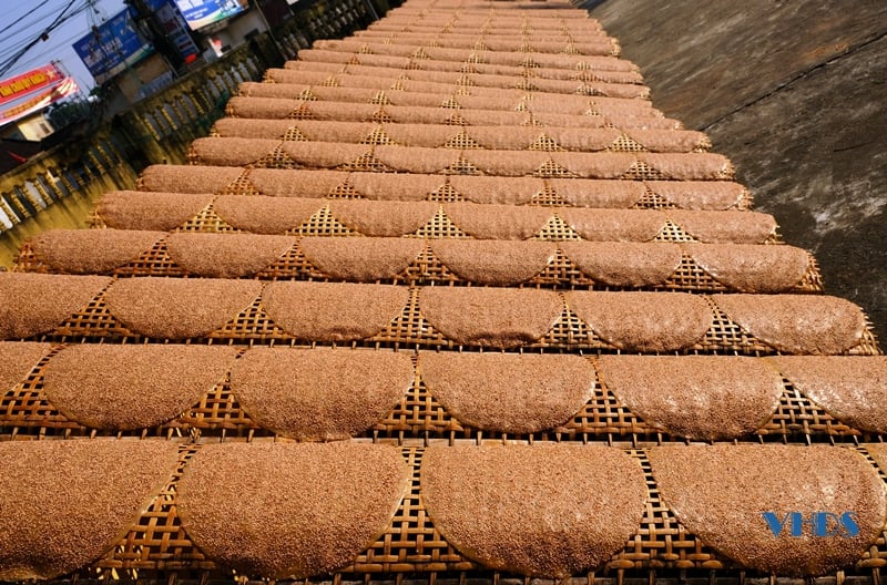 Nhờ làm loại bánh đặc sản tròn tròn, to to, giòn đôm đốp, cả làng nghề Chòm trăm tuổi có khoản thu đều tay - Ảnh 1.
