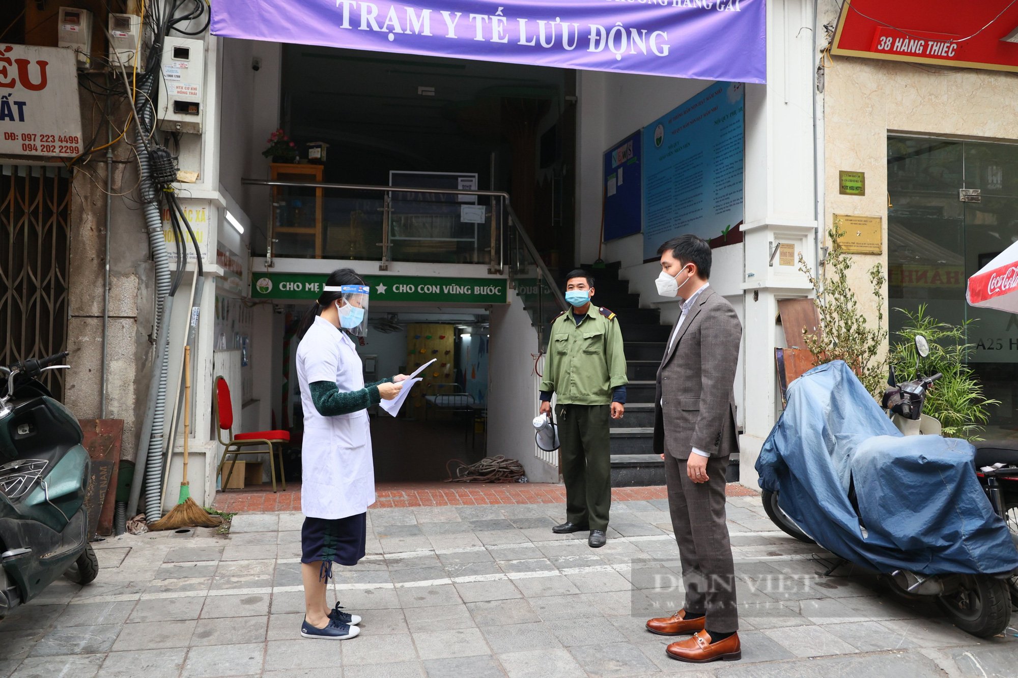 Theo chân kiểm tra quy trình điều trị F0 tại nhà trên địa bàn quận Hoàn Kiếm - Ảnh 5.
